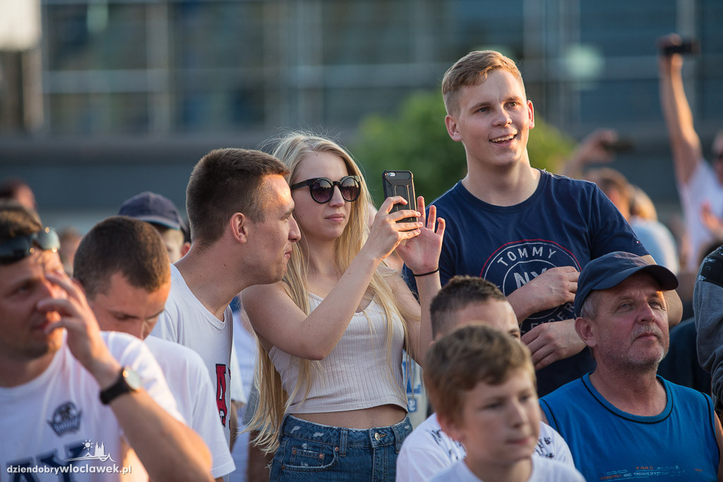Feta kibiców w strefie przy Hali Mistrzów