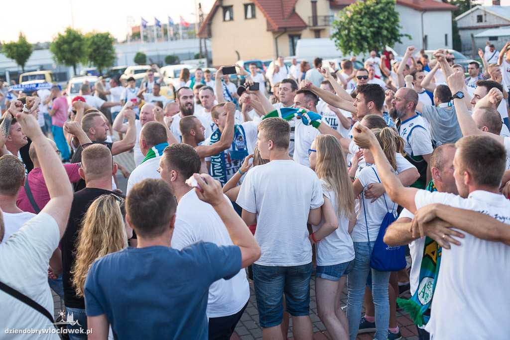 Feta kibiców w strefie przy Hali Mistrzów