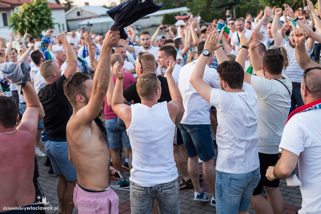 Feta kibiców w strefie przy Hali Mistrzów