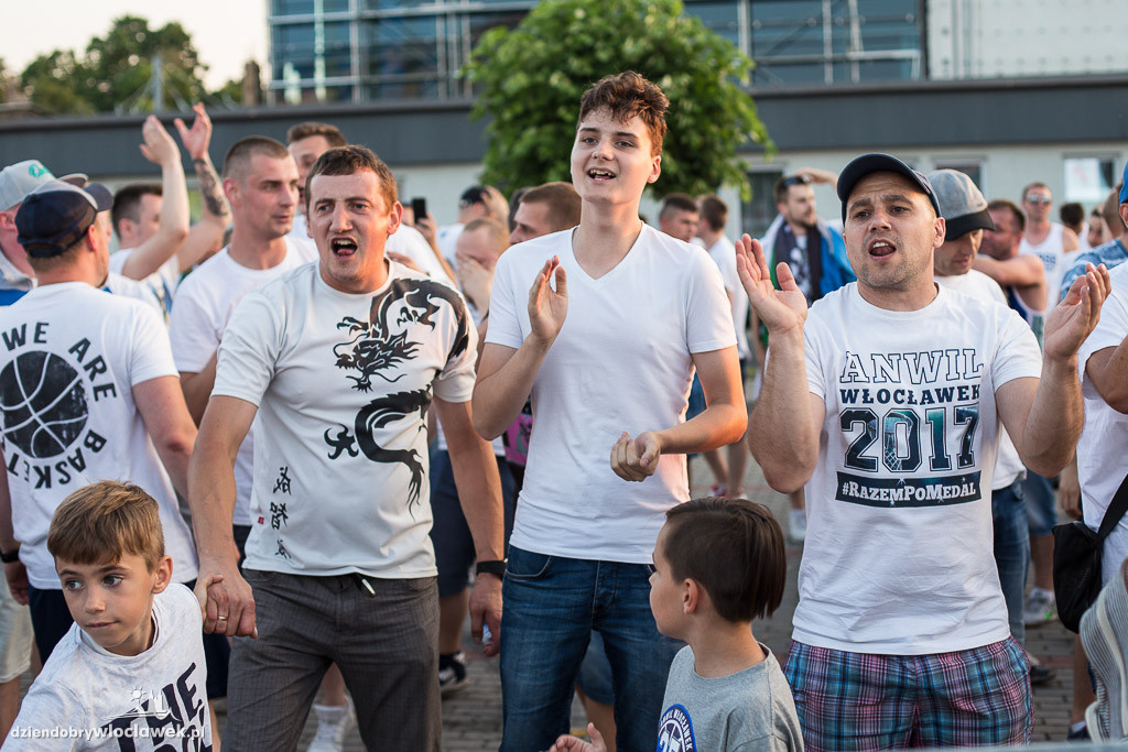 Feta kibiców w strefie przy Hali Mistrzów