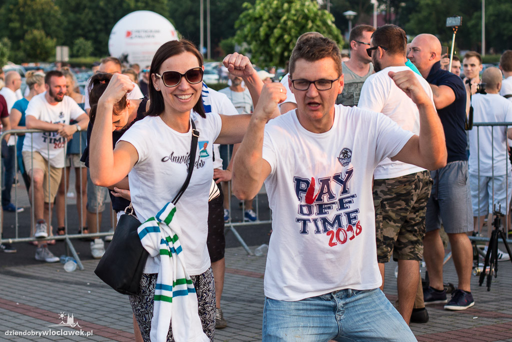 Feta kibiców w strefie przy Hali Mistrzów