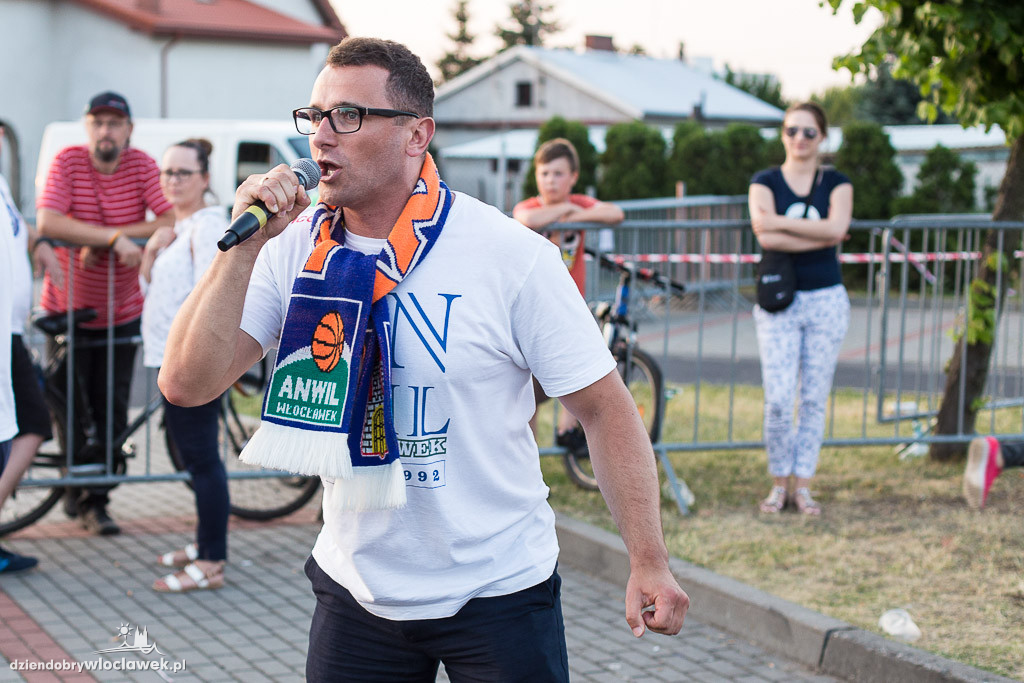 Feta kibiców w strefie przy Hali Mistrzów