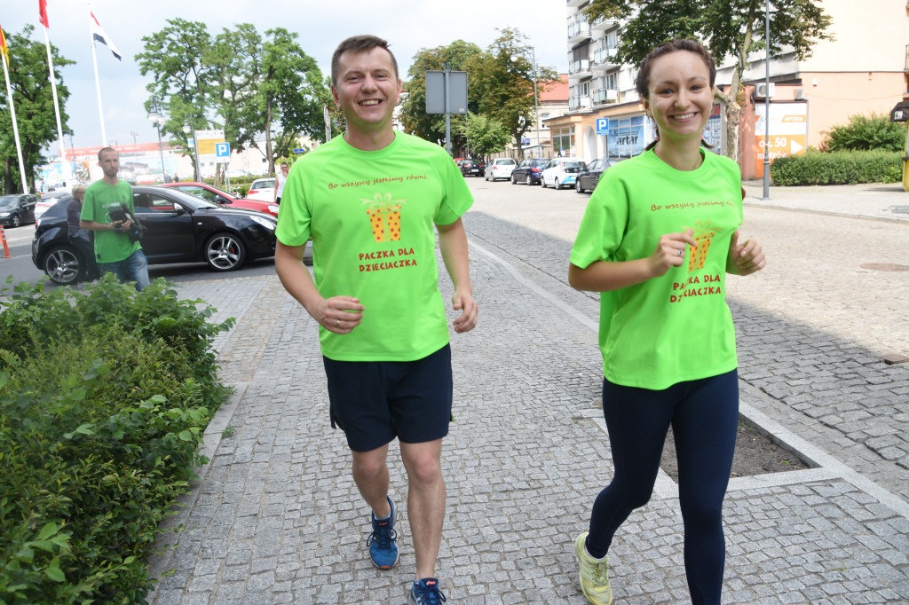 Kamil Raus biegnie po prezenty