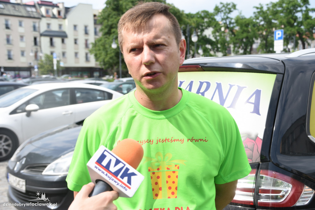 Kamil Raus biegnie po prezenty