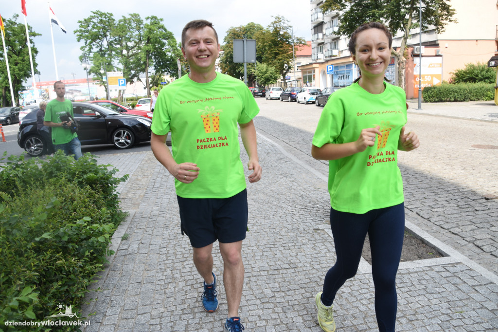 Kamil Raus biegnie po prezenty