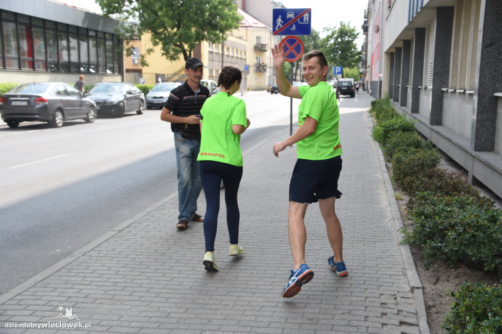 Kamil Raus biegnie po prezenty