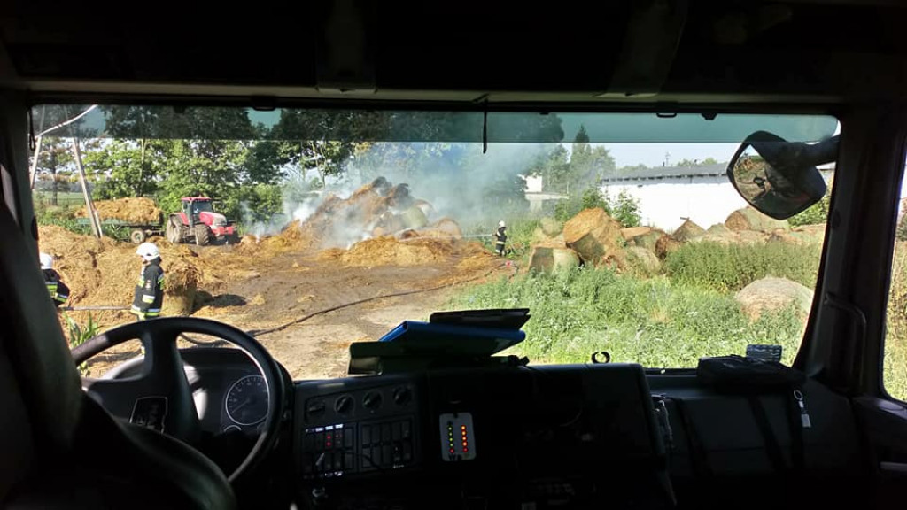 Strażacy gasili płonące stogi siana