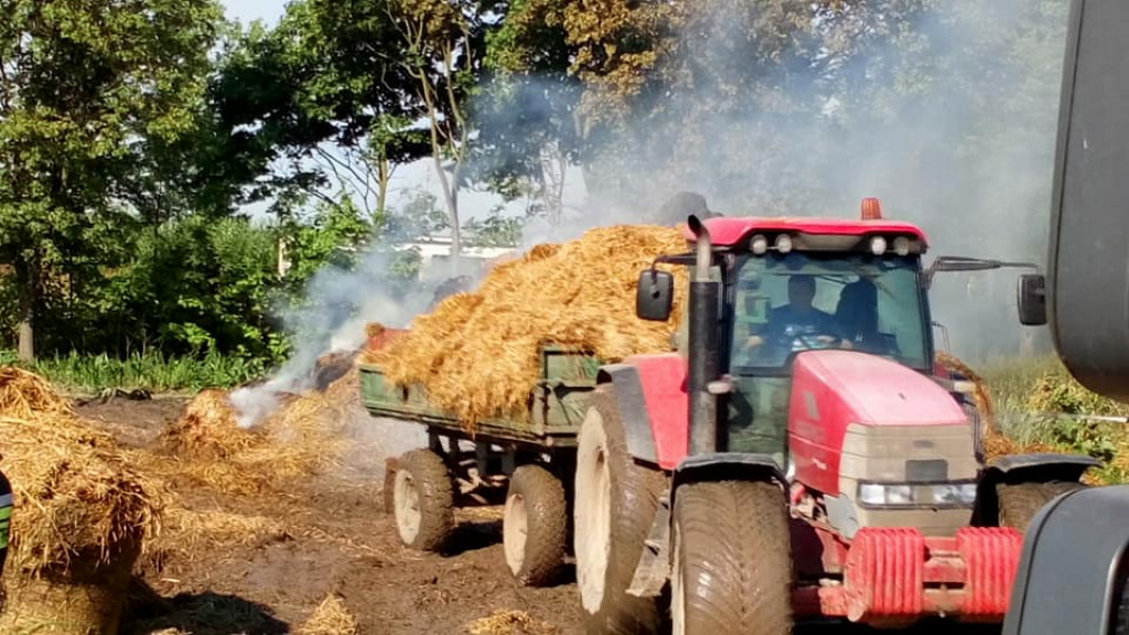 Strażacy gasili płonące stogi siana