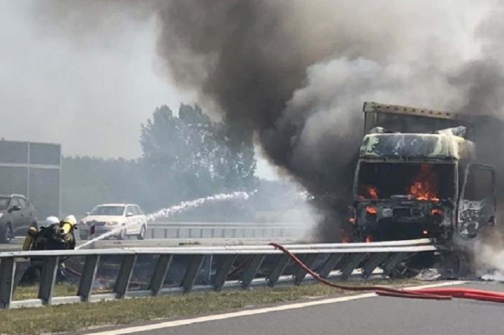 Pożar auta ciężarowego na autostradzie