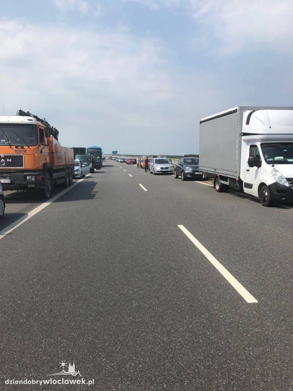 Pożar auta ciężarowego na autostradzie