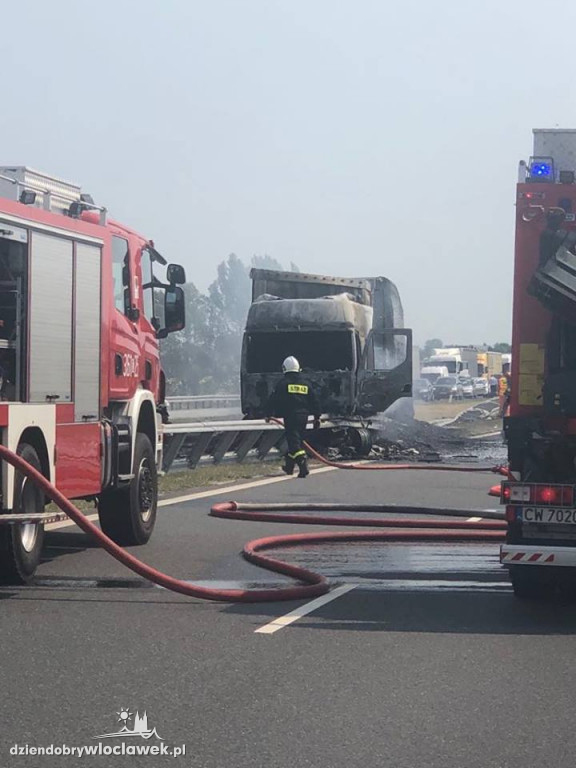 Pożar auta ciężarowego na autostradzie