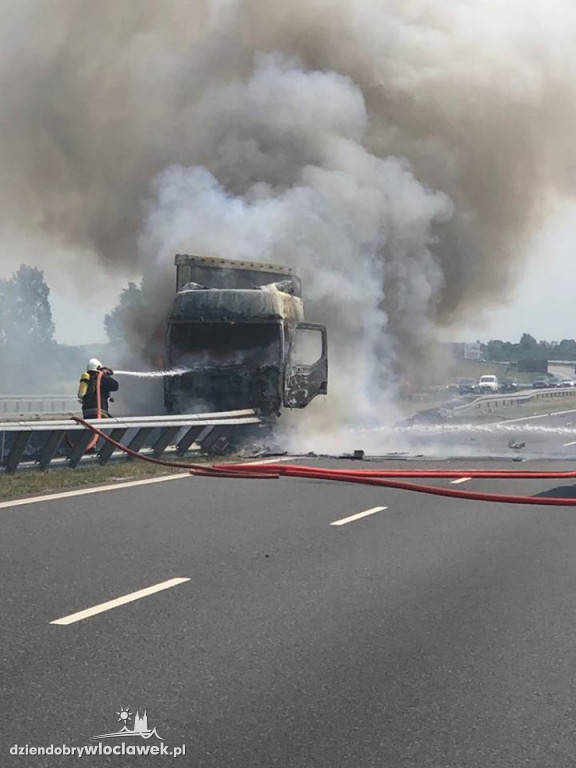 Pożar auta ciężarowego na autostradzie