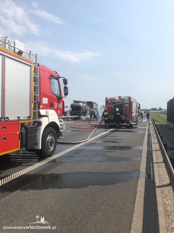 Pożar auta ciężarowego na autostradzie
