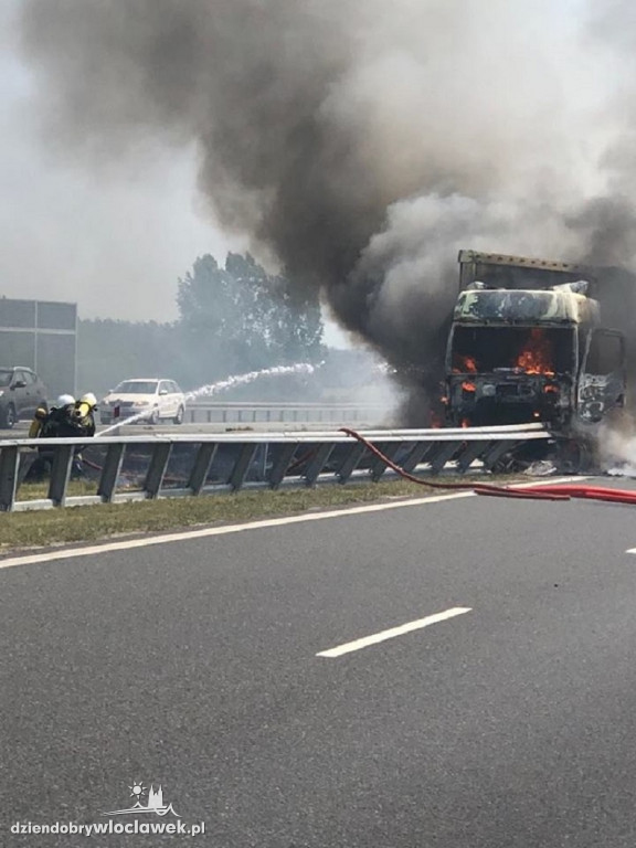 Pożar auta ciężarowego na autostradzie