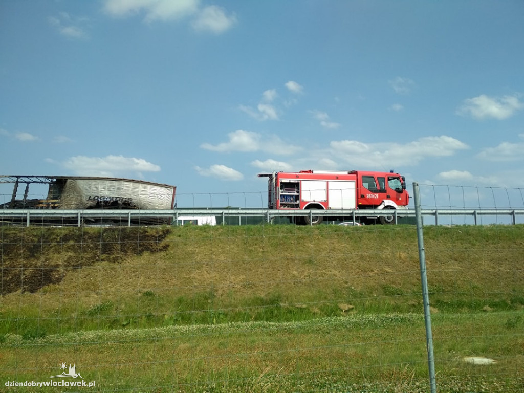 Pożar auta ciężarowego na autostradzie