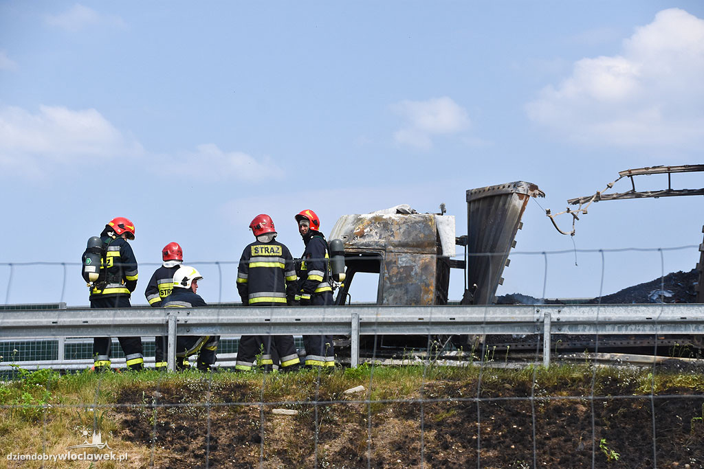 Pożar auta ciężarowego na autostradzie