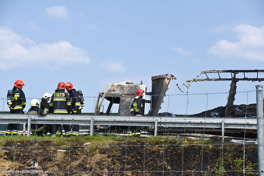 Pożar auta ciężarowego na autostradzie
