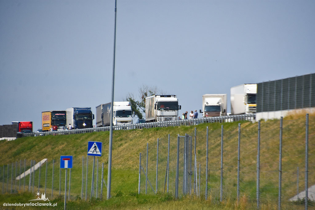 Pożar auta ciężarowego na autostradzie