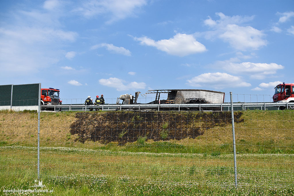 Pożar auta ciężarowego na autostradzie