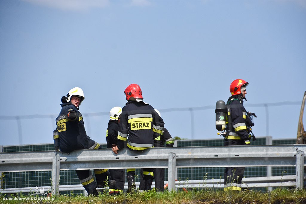 Pożar auta ciężarowego na autostradzie