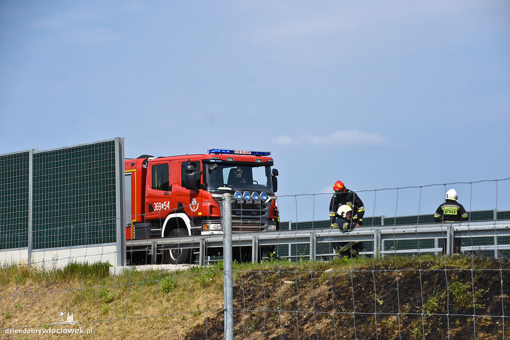 Pożar auta ciężarowego na autostradzie