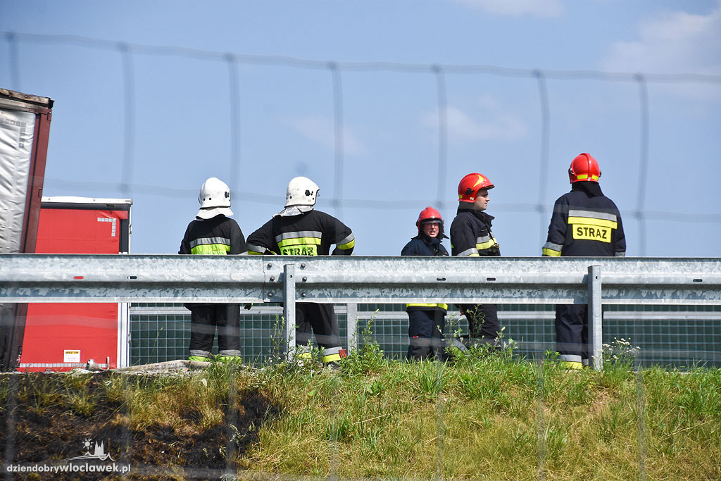 Pożar auta ciężarowego na autostradzie