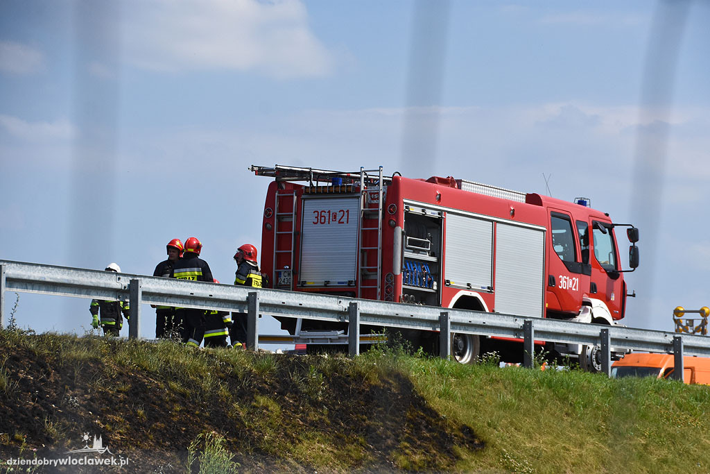 Pożar auta ciężarowego na autostradzie