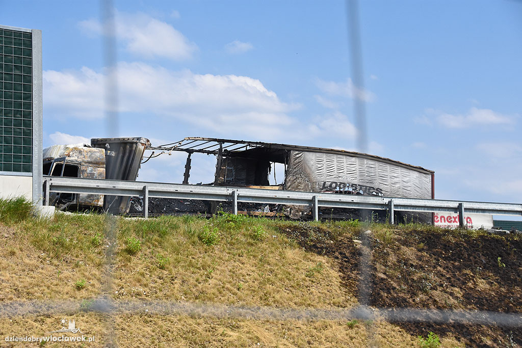 Pożar auta ciężarowego na autostradzie