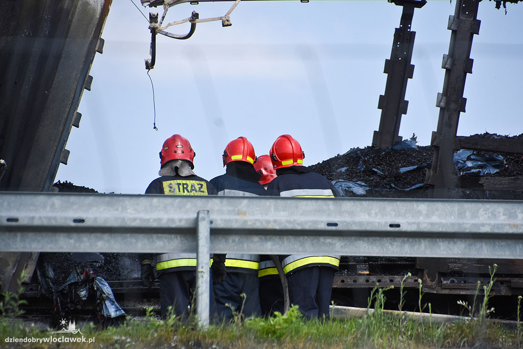 Pożar auta ciężarowego na autostradzie