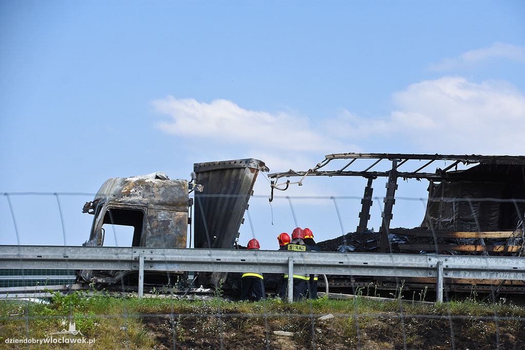 Pożar auta ciężarowego na autostradzie