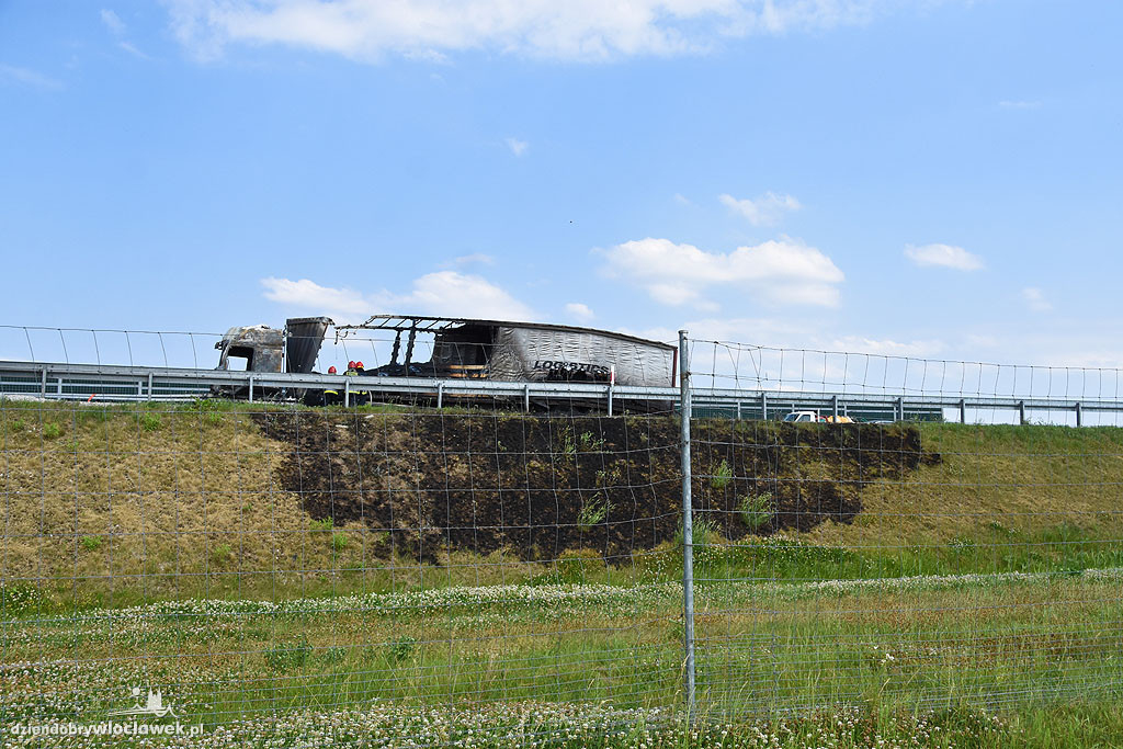 Pożar auta ciężarowego na autostradzie