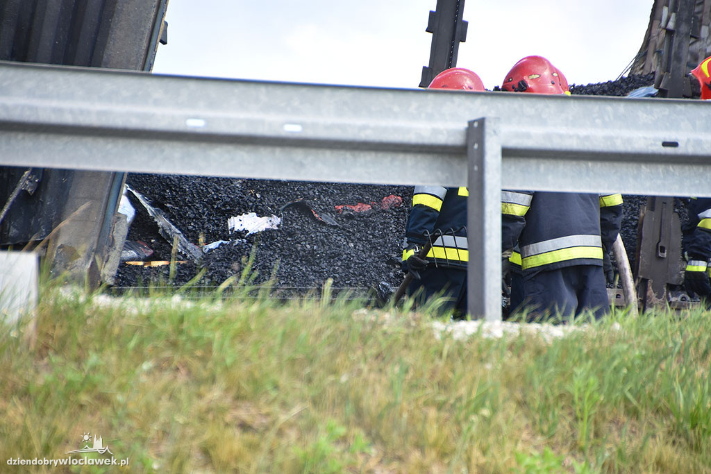 Pożar auta ciężarowego na autostradzie