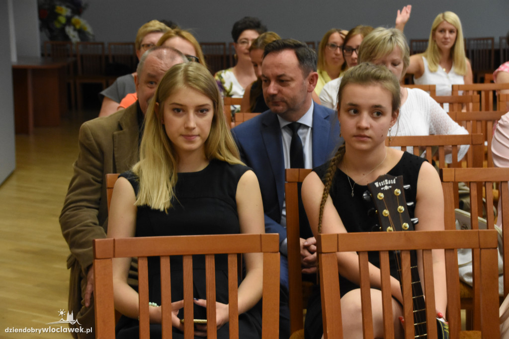 Prezydent wręczył stypendia