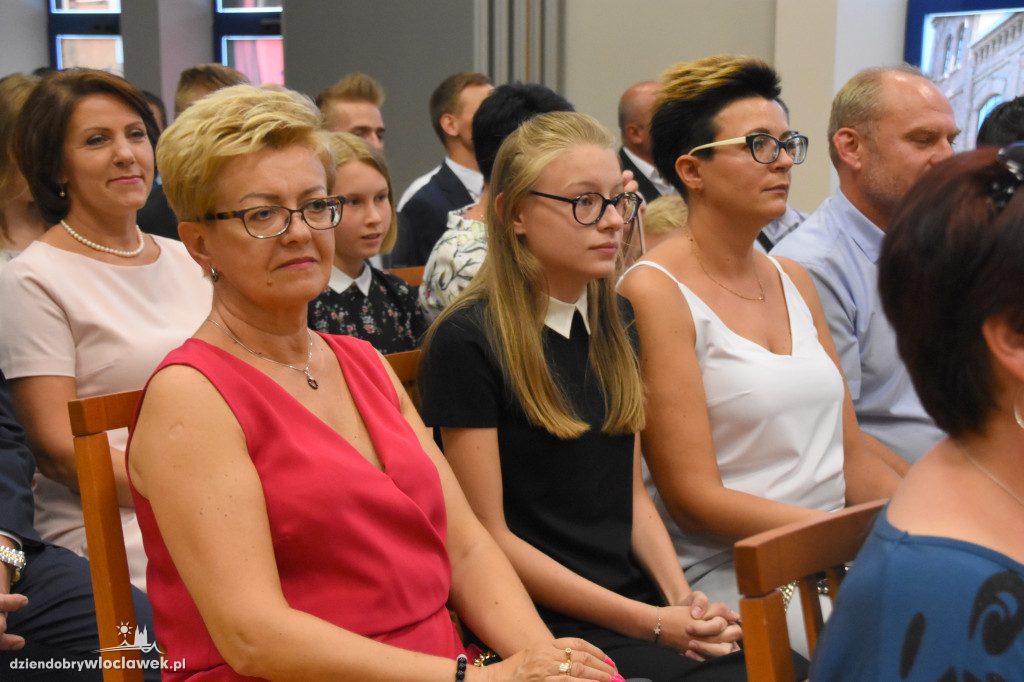 Prezydent wręczył stypendia