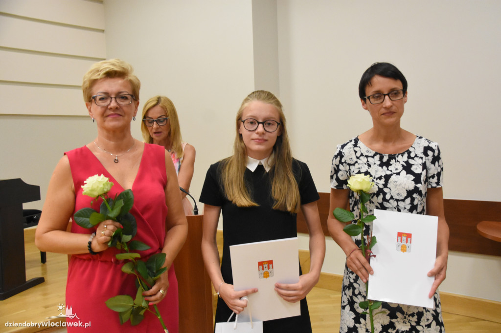 Prezydent wręczył stypendia