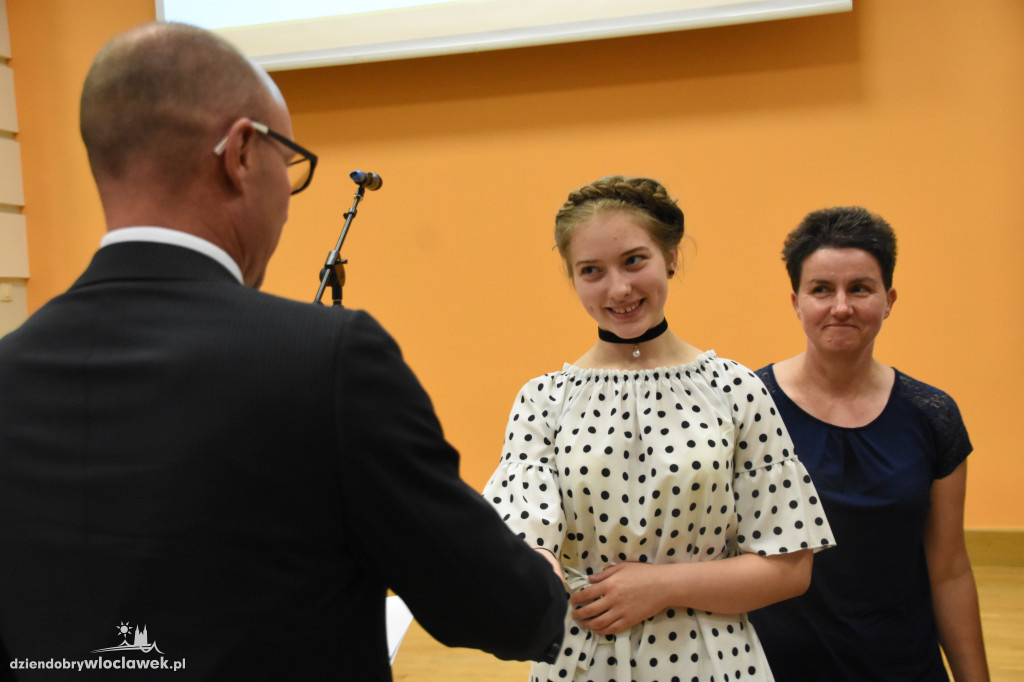 Prezydent wręczył stypendia