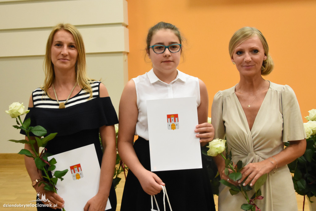 Prezydent wręczył stypendia
