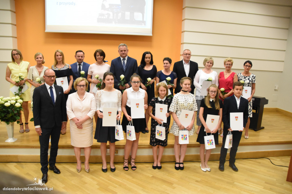 Prezydent wręczył stypendia