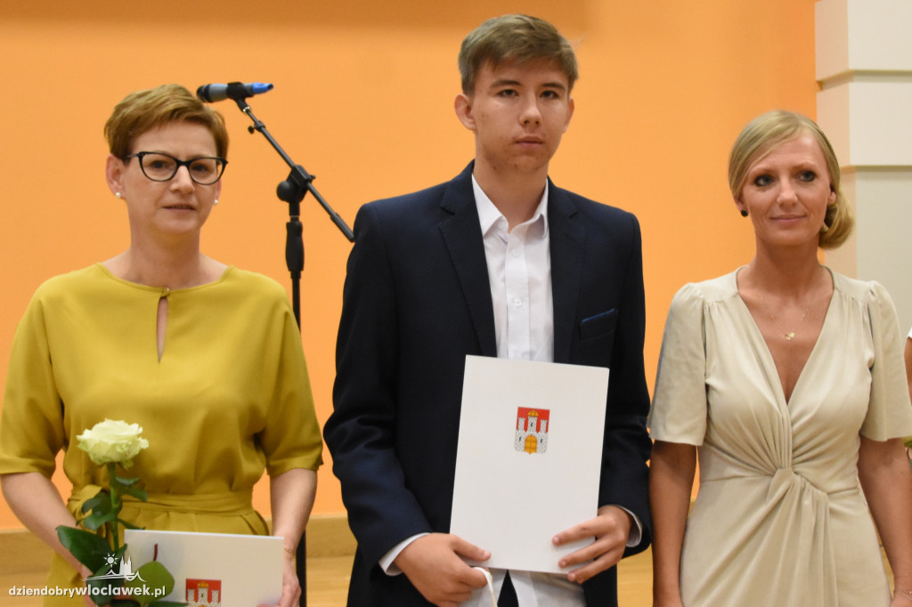 Prezydent wręczył stypendia