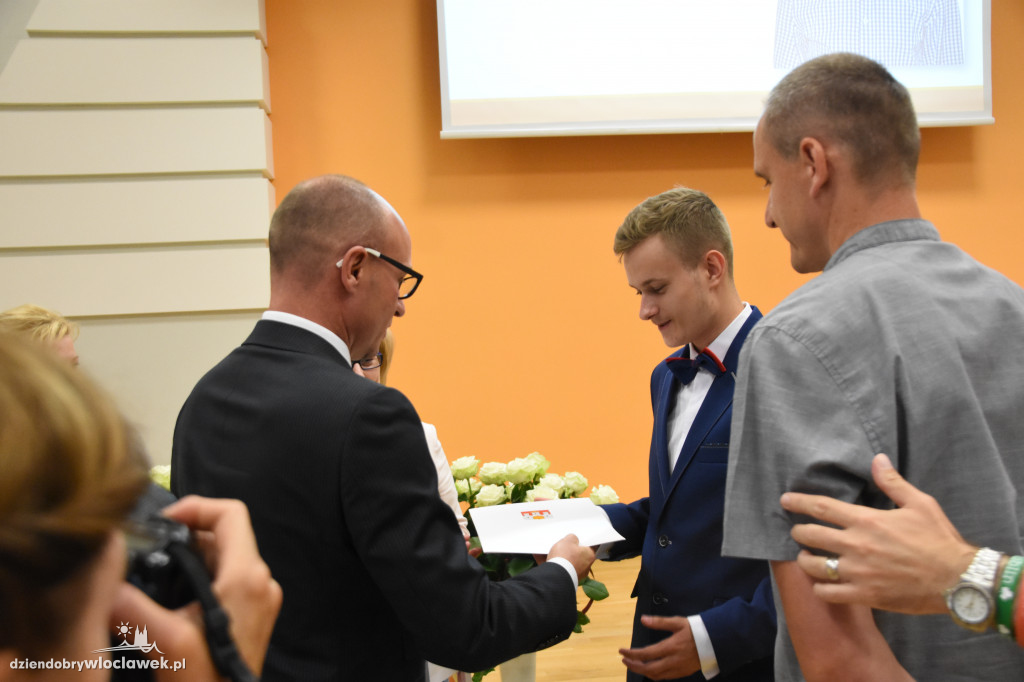 Prezydent wręczył stypendia