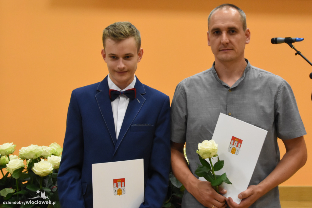 Prezydent wręczył stypendia