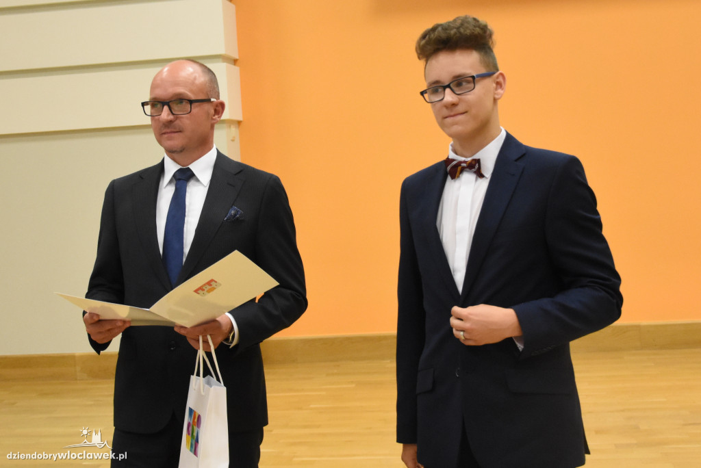 Prezydent wręczył stypendia