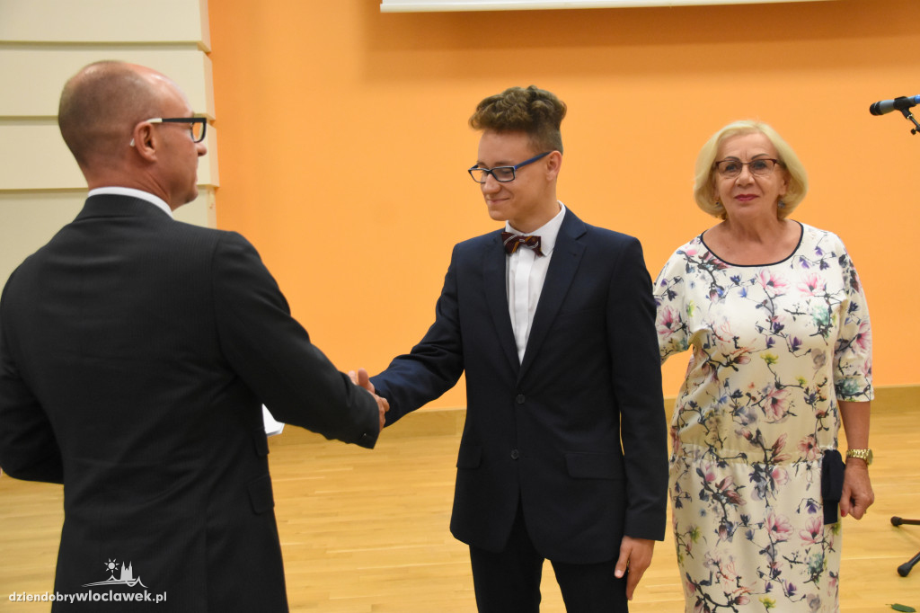 Prezydent wręczył stypendia