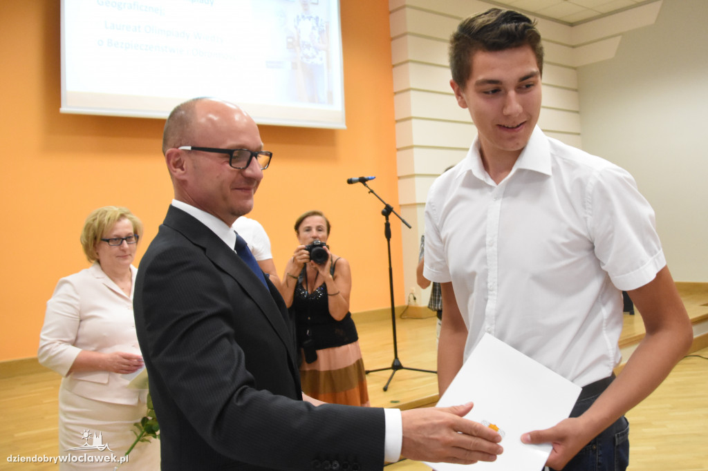 Prezydent wręczył stypendia