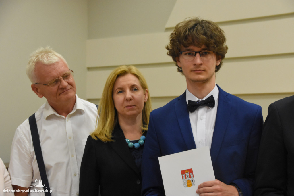 Prezydent wręczył stypendia