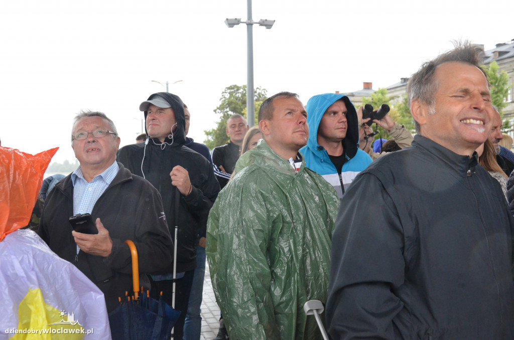 Przeszli na drugi brzeg Wisły po linie