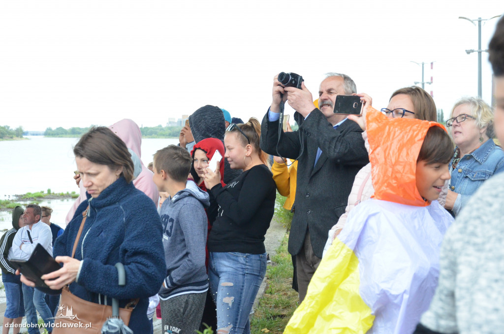 Przeszli na drugi brzeg Wisły po linie