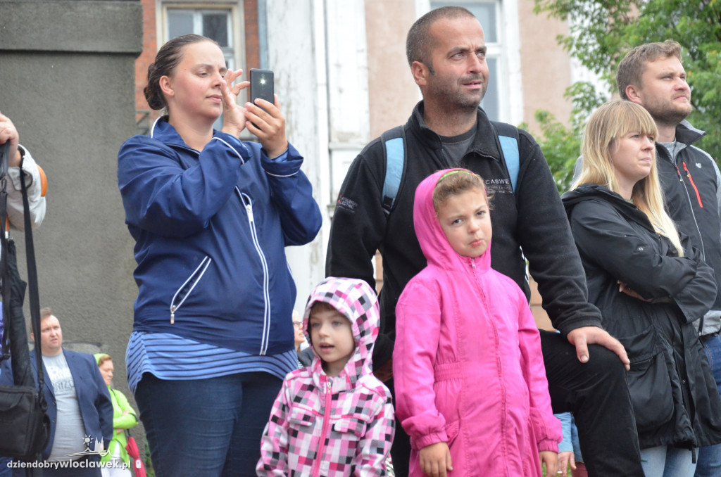 Przeszli na drugi brzeg Wisły po linie
