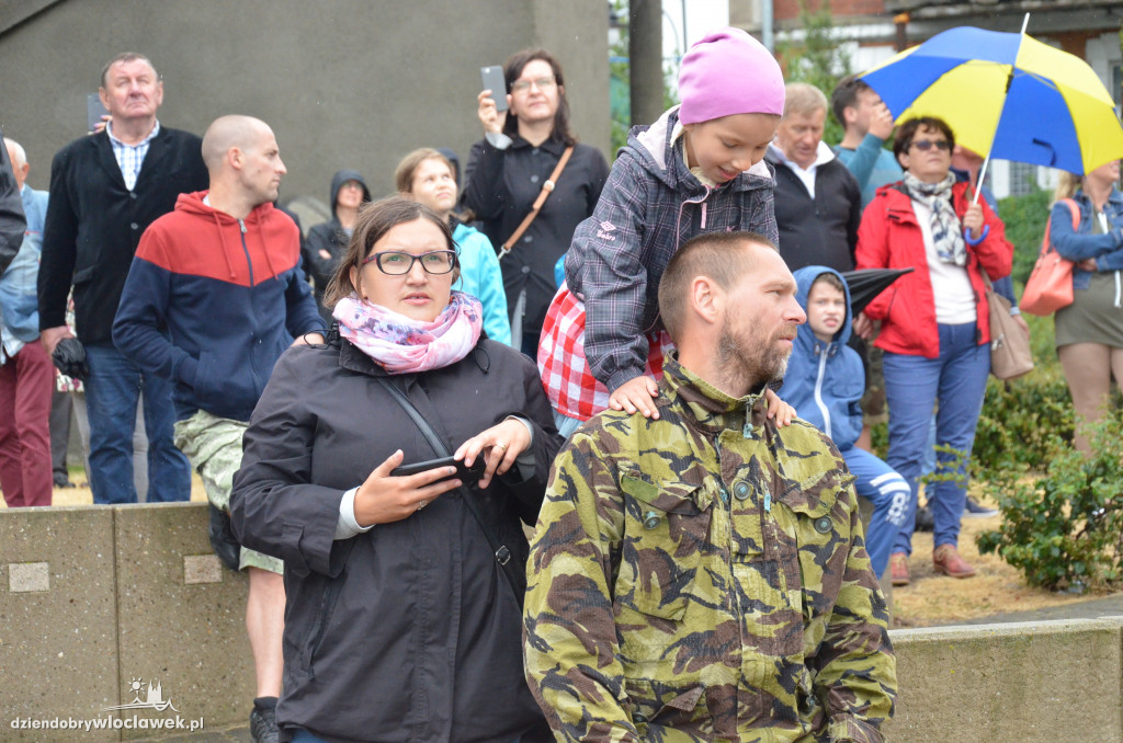 Przeszli na drugi brzeg Wisły po linie