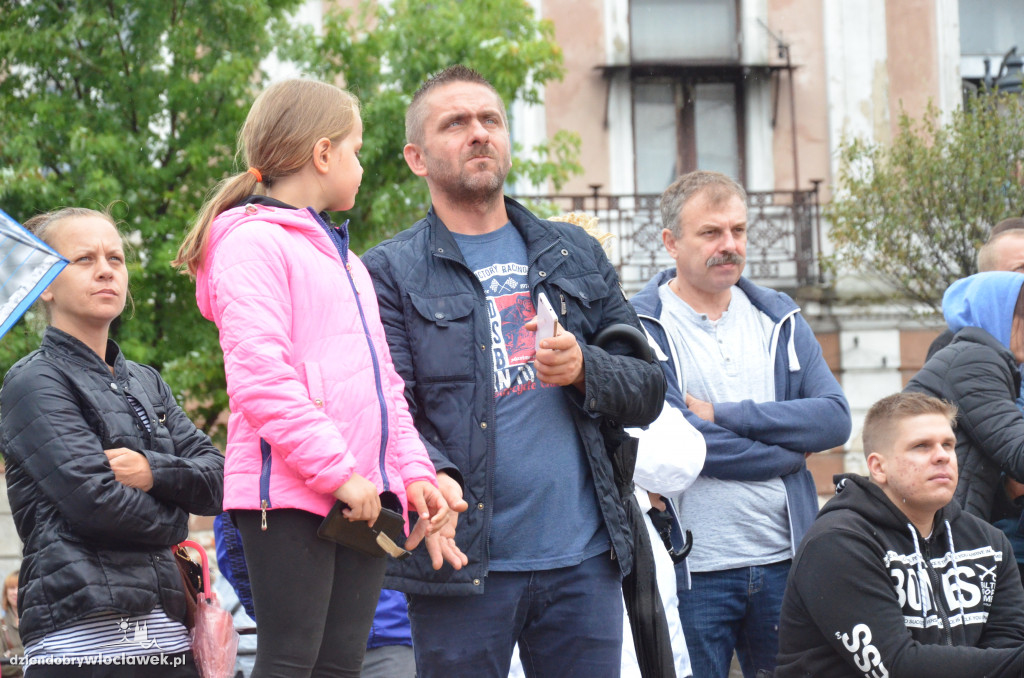 Przeszli na drugi brzeg Wisły po linie